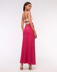 Detail of the backless maxi dress with pink bodice and fuchsia skirt with buckle straps