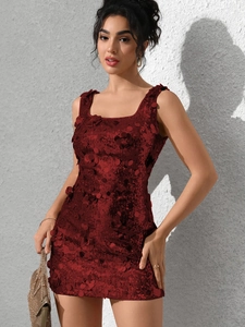 Détails de paillettes rouge vin scintillantes et motifs floraux sur une robe de soirée