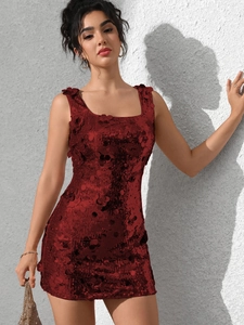Détail macro de la mini-robe pailletée bordeaux avec appliqués floraux 3D et décolleté carré