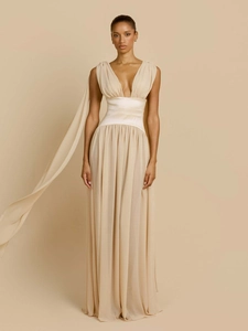 Elegante abito da sera lungo champagne con scollo a V e vita alta accentuata