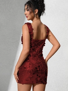 Vue détaillée des paillettes rouge vin scintillantes sur une robe de soirée dos nu