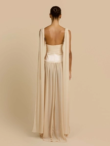 Elegante abito lungo champagne a schiena scoperta con pieghe e mantella in chiffon