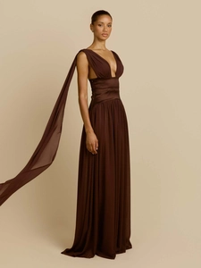 Elegante abito lungo marrone scuro senza maniche con scollo a V e nastro lungo fluido