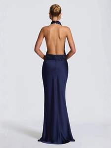 Élégante robe de soirée dos nu bleu marine avec taille pailletée et finition satinée