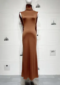 Détail de la robe longue en maille caramel avec col montant sans manches et fronces latérales