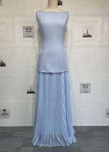 Detailaufnahme des hellblauen ärmellosen Plissee-Kleides mit elegantem Faltenwurf