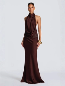 Robe longue dos nu à paillettes en satin soyeux marron pour soirée élégante