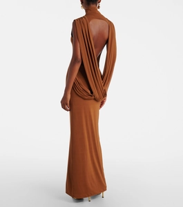 Détail du design dos nu avec tricot caramel et drapé sur une robe longue moulante élégante