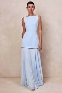 Detailansicht eines eleganten hellblauen ärmellosen Maxikleides mit plissiertem Chiffonrock
