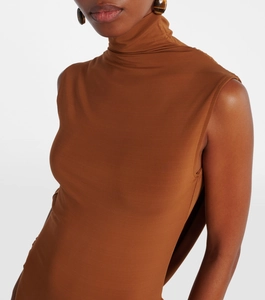 Gros plan sur la robe en maille sans manches caramel montrant la texture côtelée et la coupe ajustée