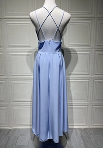 Détail des bretelles croisées et zip invisible sur une robe longue dos nu bleu clair