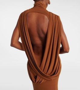 Détail d'une robe marron dos nu avec col montant licou et plis drapés élégants