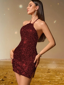 Gros plan sur la texture des paillettes bordeaux d'une mini robe de soirée dos nu