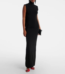 Vue détaillée du dos d'une robe longue sans manches en tricot noir moulante