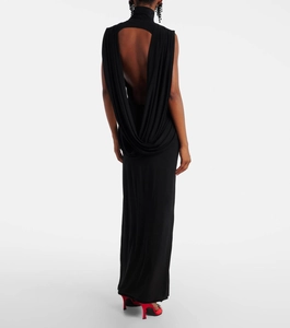 Vue arrière élégante de la robe longue dos nu noire avec drapé sophistiqué et col montant chic