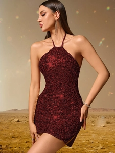 Vue détaillée de la mini robe dos nu à paillettes bordeaux avec une coupe ajustée chic