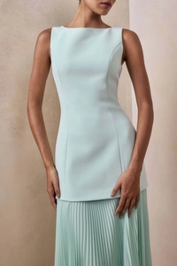 Detail eines eleganten minzgrünen ärmellosen Kleides mit Faltenrock und schmalem Mieder