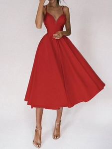 Élégante robe midi rouge ligne A avec col en V, fines bretelles et jupe plissée