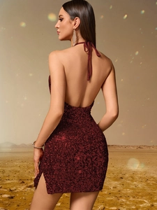 Détail d'une robe de soirée à paillettes bordeaux avec dos nu et col licou élégant