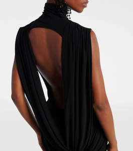Détail de la robe dos nu montrant le tissu drapé élégant et l'encolure noire épurée