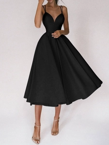 Robe de soirée élégante en satin noir coupe trapèze avec bretelles et décolleté en V