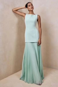 Nahaufnahme des mintgrünen ärmellosen Kleides mit elegantem, langem, plissiertem Rock