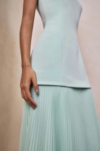 Details des mintgrünen ärmellosen Kleides mit elegantem Faltenrock aus Chiffon und glattem Mieder