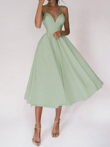 Robe chic vert sauge avec col en V et jupe trapèze pour des occasions formelles