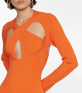 Détail d'une robe en maille côtelée orange avec encolure découpée croisée et manches longues
