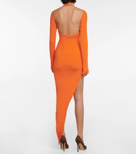 Détail d'une robe en maille côtelée orange avec dos nu et fente latérale haute élégante