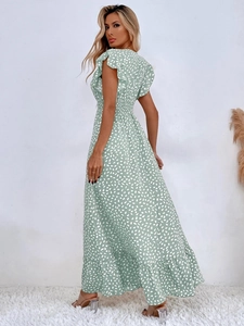 Dettaglio dell'abito in chiffon verde menta a fiori con orlo a balze e vita elastica