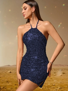 Détails de la robe mini dos nu à paillettes bleu marine avec des textures scintillantes
