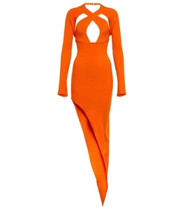Détails du tissu en maille côtelée orange de la robe moulante à col licou évidé