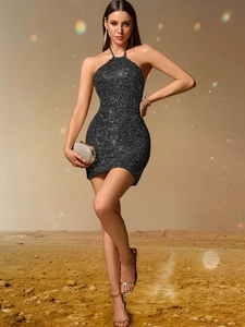 Détail d'une robe courte dos nu à paillettes noires montrant la texture scintillante
