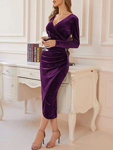 Detail eines eleganten lila Samtkleides mit V-Ausschnitt und Taillenraffung am Saum