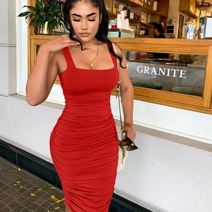 Détail de la robe moulante rouge sans manches avec décolleté carré et plis froncés
