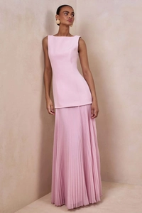 Detailansicht von rosa ärmellosem Top und Plissee-Maxirock mit eleganten Drapierungen