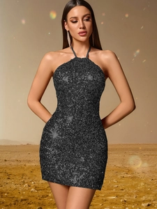 Gros plan d'une mini robe dos nu à paillettes noires avec coupe moulante et dos ouvert