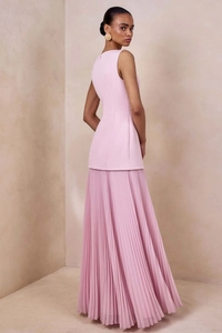 Detailansicht von rosa ärmellosem Top und plissiertem Maxirock-Set mit elegantem Faltenwurf