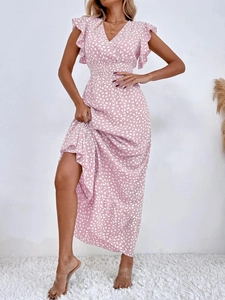 Dettaglio vestito rosa a fiori con vita a nido d'ape ed eleganti maniche a balze