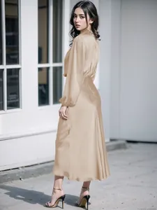 Dettaglio della trama in raso champagne e dell'elegante design delle maniche lunghe