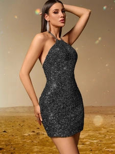 Détail du tissu à paillettes noires scintillantes et du licou sur la robe de soirée sexy