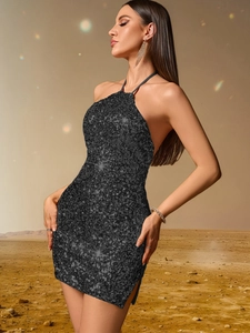 Détail d'une robe de soirée à paillettes noires avec col licou et fente latérale élégante