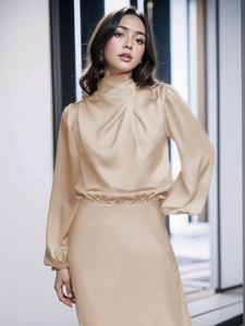 Dettaglio dell'abito in raso champagne con scollo drappeggiato elegante e maniche a lanterna