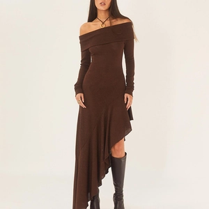 Détail d'une robe en maille marron foncé à épaules dénudées et ourlet asymétrique