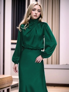 Dettagli dell'abito in raso verde scuro con collo alto e design a pieghe drappeggiate