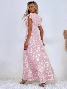 Dettaglio del vestito lungo a fiori rosa con maniche a farfalla e vita a punto smock