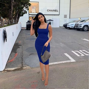 Détail de la robe midi plissée bleu roi montrant le tissu moulant et le col carré