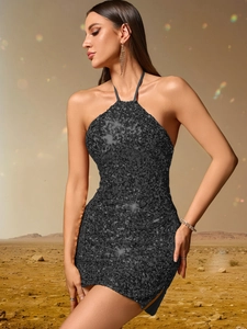 Détail d'une mini robe noire scintillante à paillettes avec dos nu et col licou chic