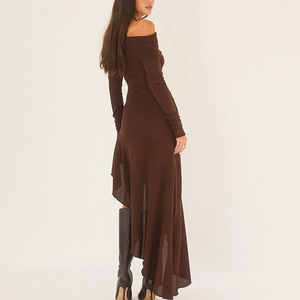 Détail de la robe en tricot marron foncé à épaules dénudées et ourlet asymétrique